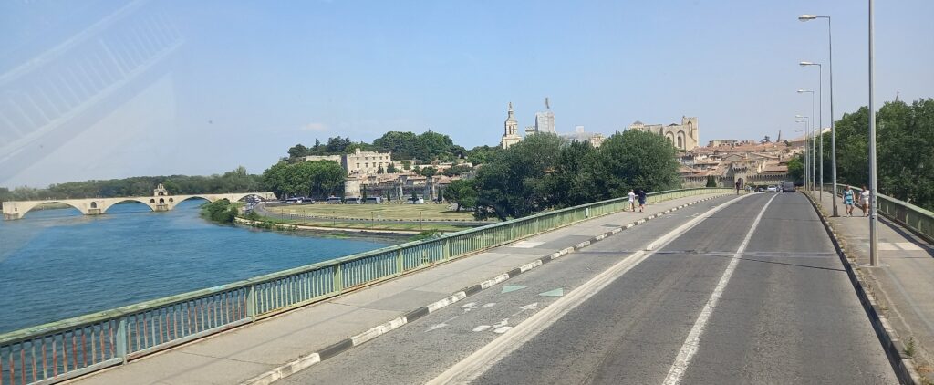 Über den PONT EDOUARD DALADIER zurück nach Avignon. In der Ferne die PONT D'AVIGNON mit imaginärer Himmelsleiter - 18.06.2022