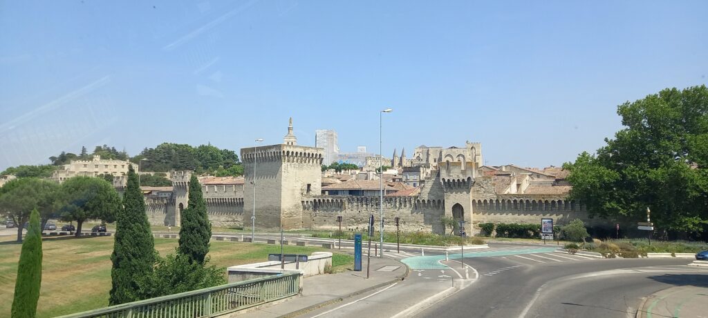 ringsum gut erhaltene Stadtmauer um Avignon - 18.06.2022