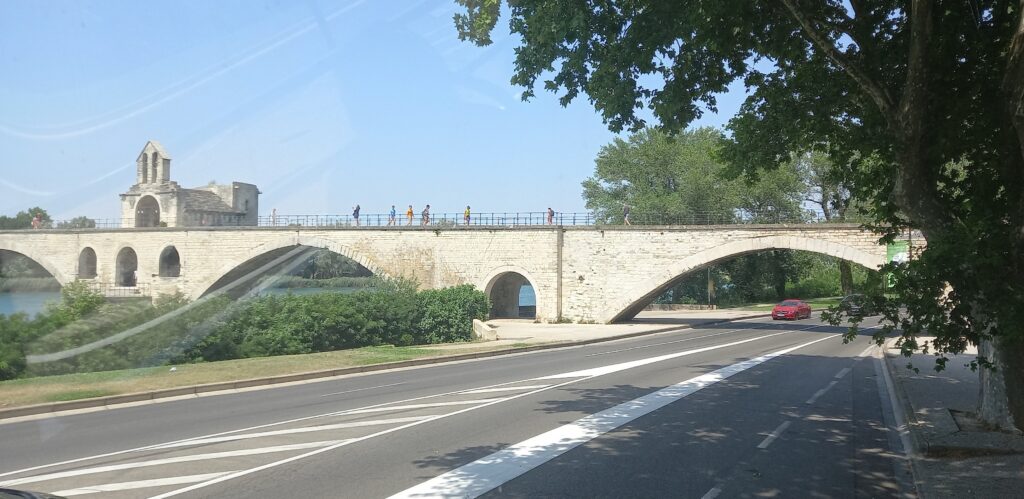 Sur le pont d'Avignon,
l'on y danse, l'on y danse.
Sur le pont d'Avignon,
l'on y danse tout en rond. Les beaux messieurs font comme ça
et puis encore comme ça.
Les belles dames font comme ça
et puis encore comme ça.
Sur le pont d'Avignon,
l'on y danse, l'on y danse.
Sur le pont, d'Avignon,
l'on y danse tout en rond. - 18.06.2022