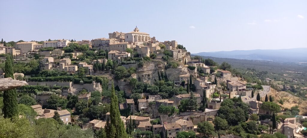 Bergdorf GORDES im Département Vaucluse in der Region Provence-Alpes-Côte d’Azur. Die Gemeinde ist als eines der plus beaux villages de France klassifiziert. - 19.06.2022