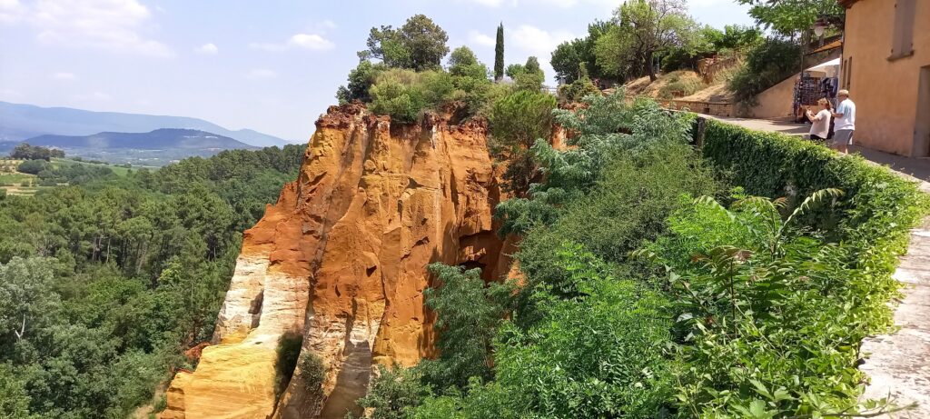 Roussillon ist eine alte Kulturlandschaft und eine historische Provinz im Süden Frankreichs. Das eigentliche Bergdorf liegt eingebettet inmitten von Ockerfelsen. - 19.06.2022