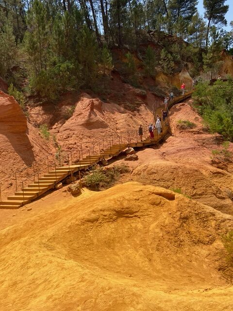 Ein Rundweg führt durch das erdige Terrain mit den roten und gelben Ockerfelsen. - 19.06.2022