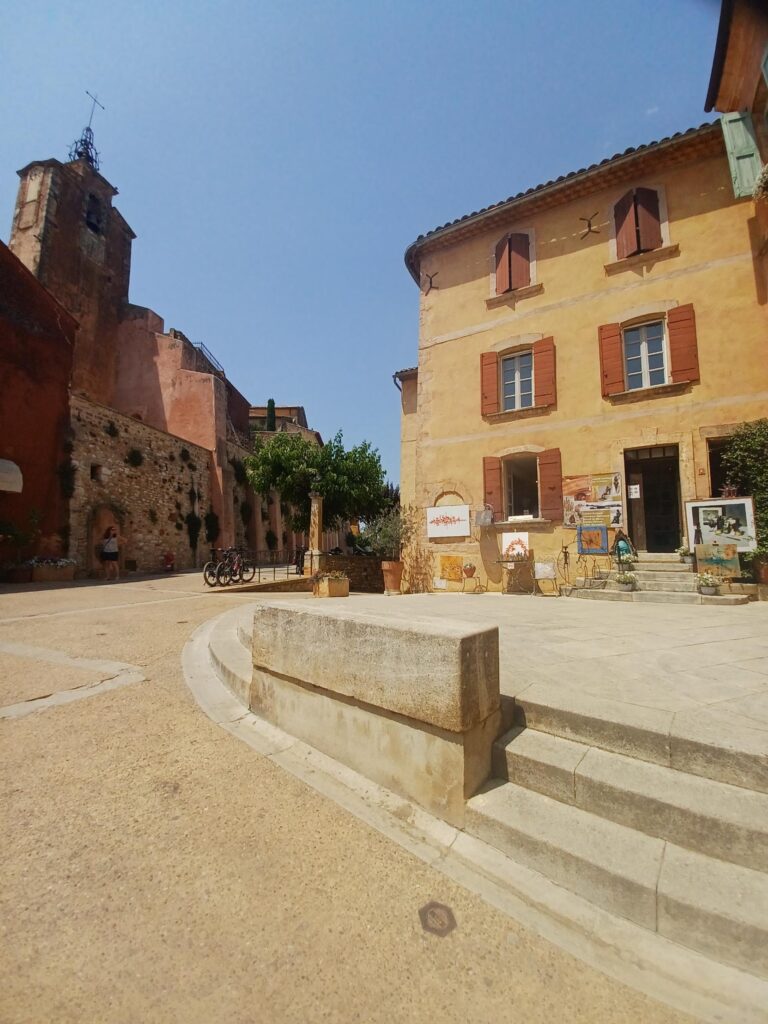 ..... deshalb haben alle Häuser in Roussillon ein gelblich-rötliches Aussehen. - 19.06.2022
