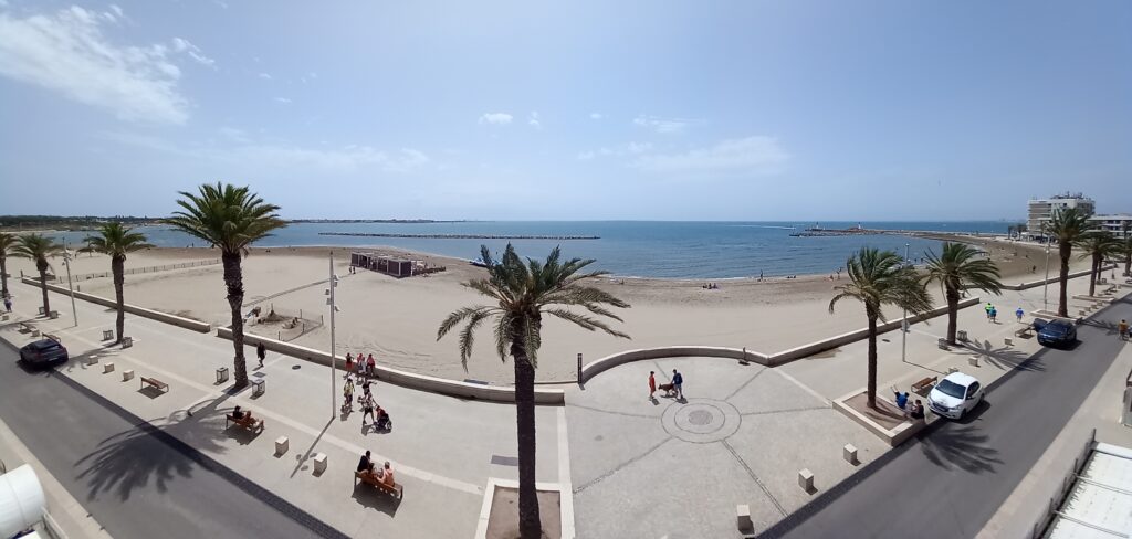 unser supertoller Sandstrand für die nächsten Tage (Panoramabild) - 20.06.2022