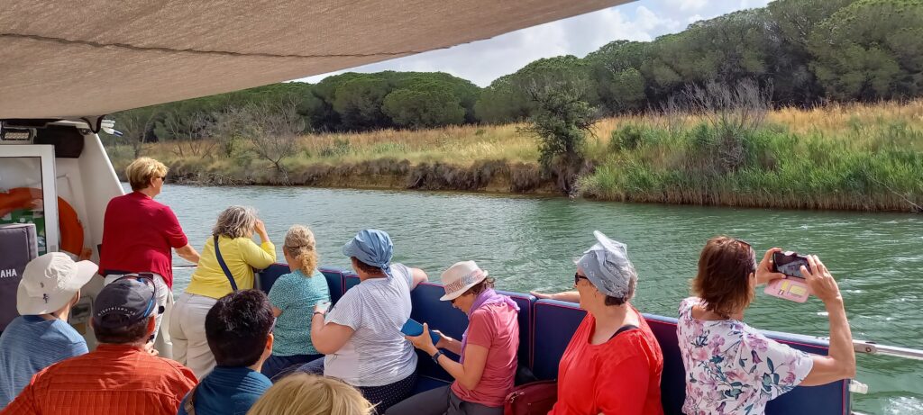 Wir sind mit einem Ausflugs-Boot unterwegs für Tierbeobachtungen in der Camargue. Alle halten gespannt Ausschau nach den vielfältigen Vogelarten. - 23.06.2022