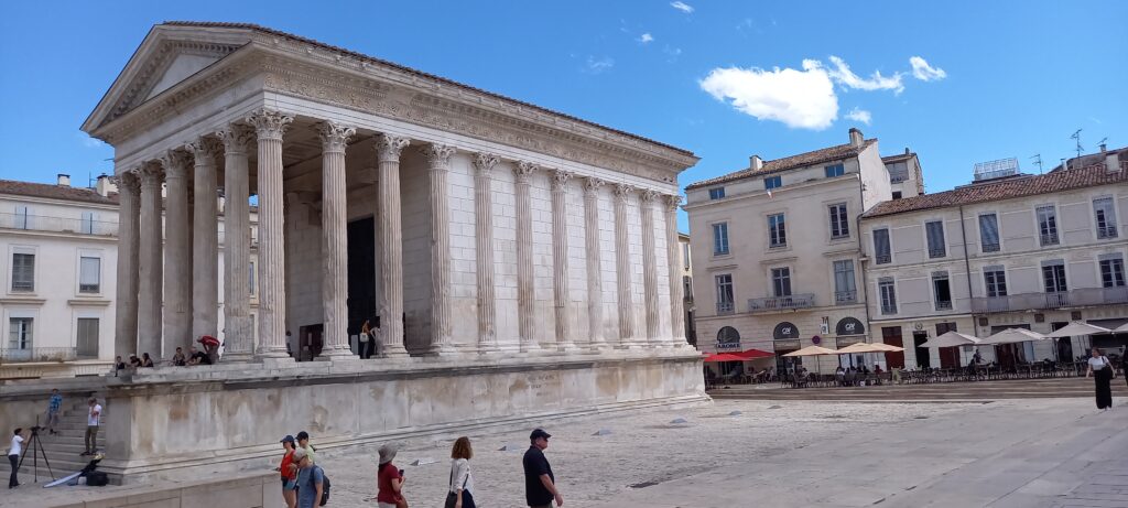 MAISON CARREE, einer der best erhaltenen Tempel der Römer, erbaut zu Ehren ihrer Kaiser. - 24.06.2022