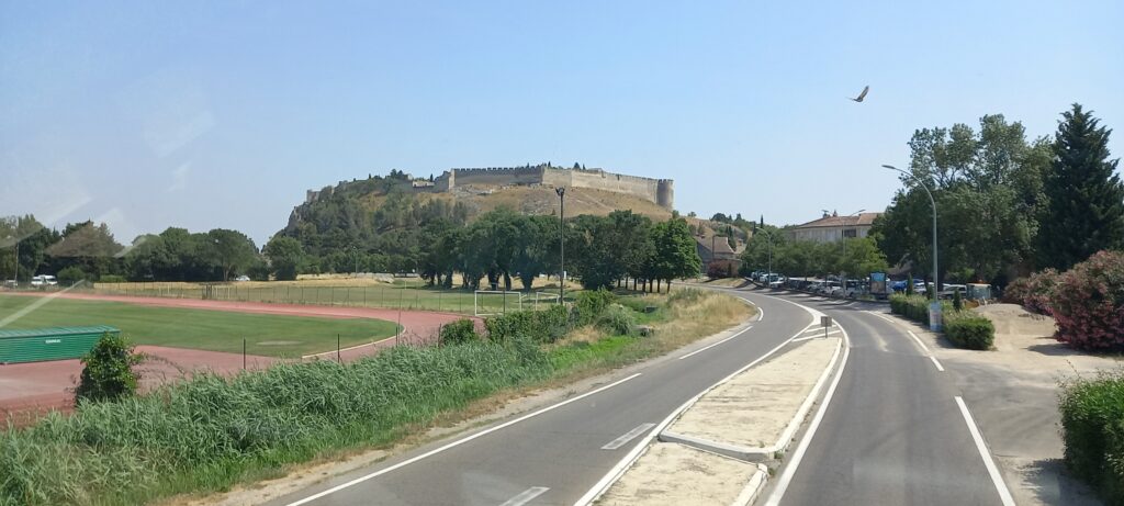 Weiter geht die Stadtbesichtigung mit dem HOPP ON/HOPP OFF-Bus. Im Hintergrund die Hügelfestung FORT SAINT-ANDRE im Stadtteil Villeneuve-lès-Avignon - 18.06.2022