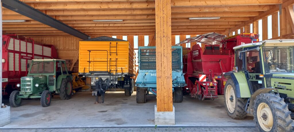 Landwirtschaftsfahrzeuge in Reih und Glied - 01.08.2022