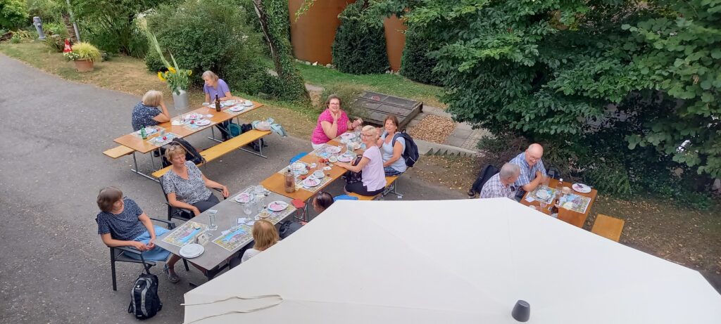 beim gemütlichen Huebhof-Imbiss unter schattigen Bäumen - 01.08.2022