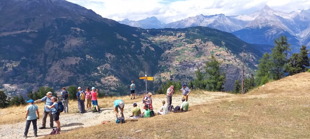 kurze Verschnaufpause unterhalb der Hannigalp bei herrlicher Aussicht - 14.8.2022