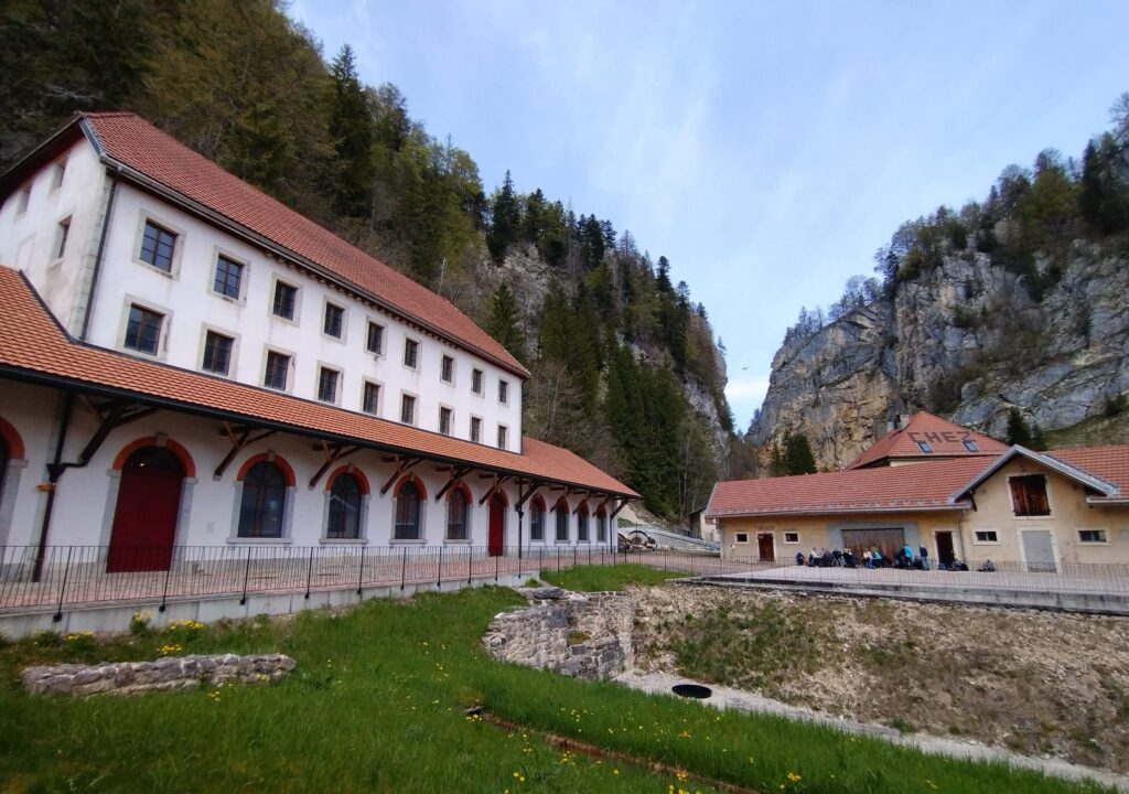 Besuch in den Moulins souterrains in Le Locle an der Landesgrenze. Direkt hinter dem Bergausschnitt Col-des-Roches liegt Frankreich. - 06.05.2023
