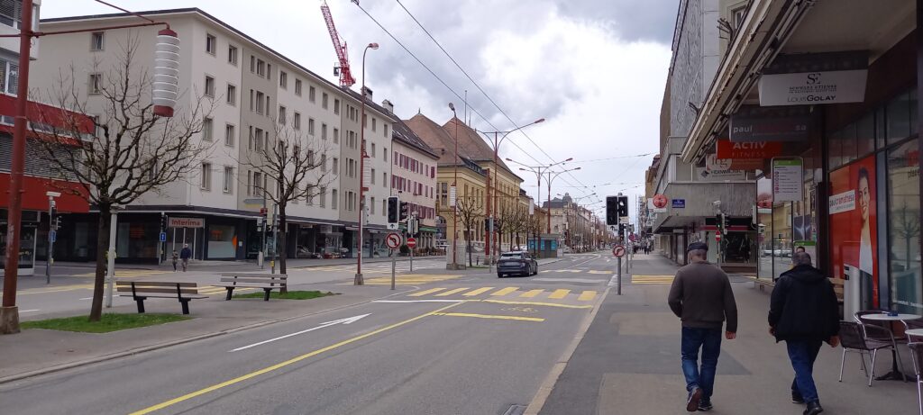 Av. Léopold-Robert in La Chaux-de-Fonds, welche länger ist als die Champs-Elysées in Paris. - 07.05.2023