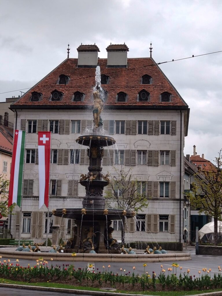 grosser Stadtbrunnen am Ende der Ave. Léopold-Robert - 07.05.2023