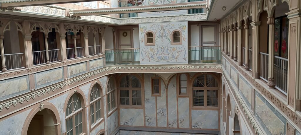 gut erhaltener Innenhof mit Glasdach - 07.05.2023