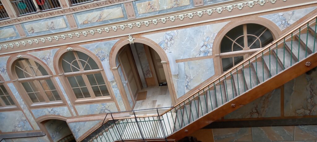 Schöne Holztreppe, welche zu den Wohnungseingängen führt - 07.05.2023