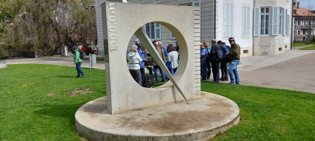 Skulptur welche zeigt, dass La Chaux-de-Fonds auf 1000 m liegt. - 07.05.2023