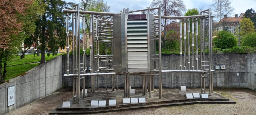 modernes Glockenspiel vor dem Internationalen Uhrenmuseum - 07.05.2023