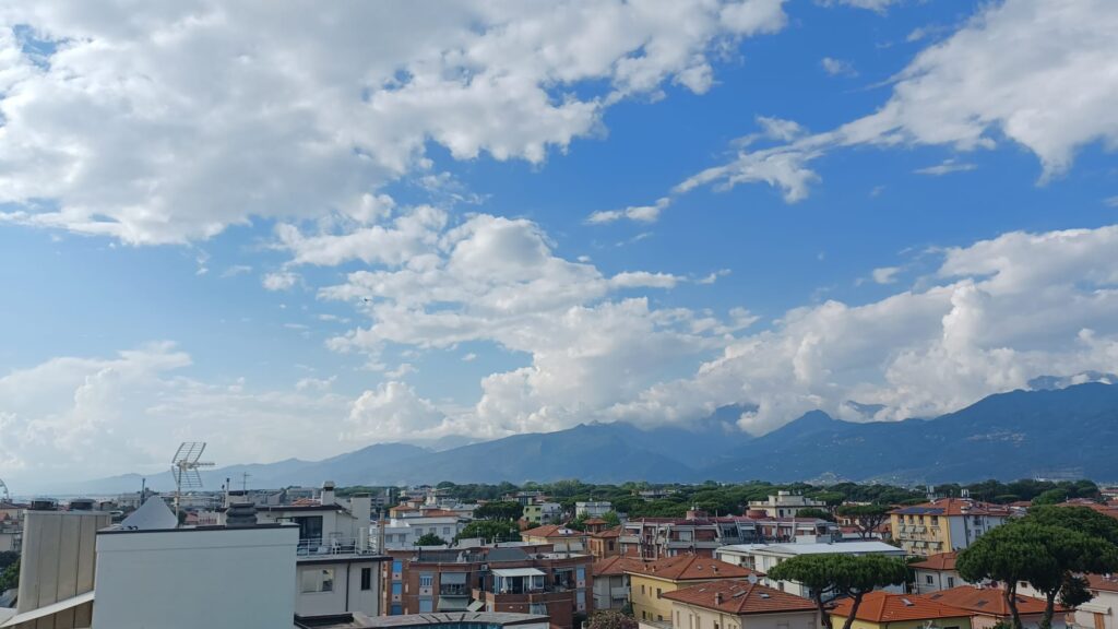 Blick von der Hotelterrasse Richtung Apuanische Alpen - 10.06.23
