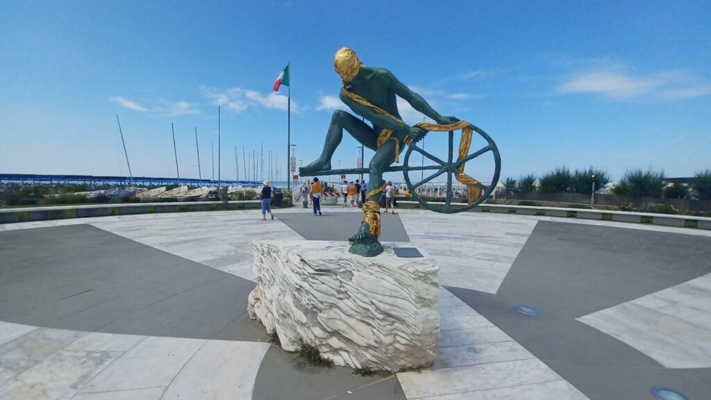 Kunst in Forte dei Marmi: Marmorblöcke wurden früher vom Bergwerk im Hinterland bis auf den Pier (im Hintergrund noch sichtbar) transportiert. Von dort wurden die Steinblöcke auf Schiffe verladen. - 12.06.23
