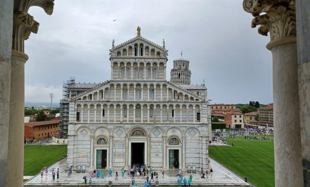 Dom von Pisa: Westfassde im romanischen Stil erbaut (ca. 1060-1260). Verkleidung mit Marmor - 13.06.23