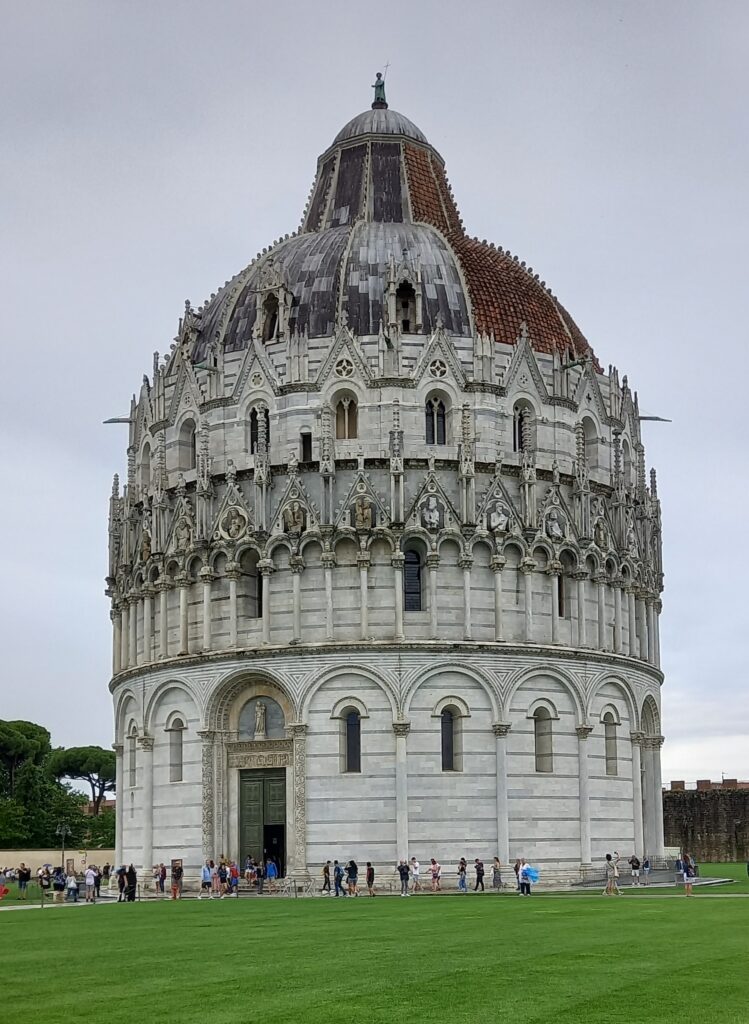 Battistero: Die grösste christliche Taufkirche. Bauzeit 1152-1270. Der untere Teil im romanischen Baustil, Abschluss des oberen Teils im gotischen Stil -13.06.23