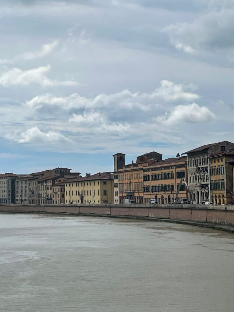 Der Fluss Arno mündet bei Pisa ins Mittelmeer - 13.06.23