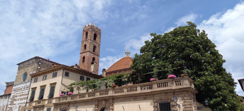 Blick auf die Chiesa dei Santi Giovanni e Reparata. Unterhalb der mittelalterlichen Kirche können eindrückliche Ruinen aus der Römerzeit besichtigt werden. - 14.06.23