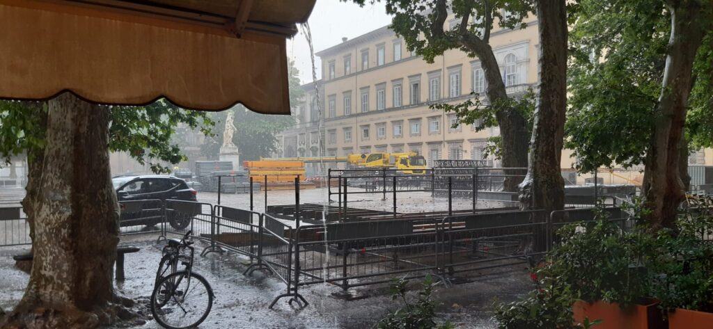 Während unserer Mittagspause überraschte uns ein heftiges Gewitter - zum Glück hatten wir einen Unterstand - 14.06.23