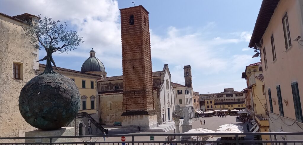 Besuch in Pietrasanta - Hauptplatz mit Domkirche - 10.06.23