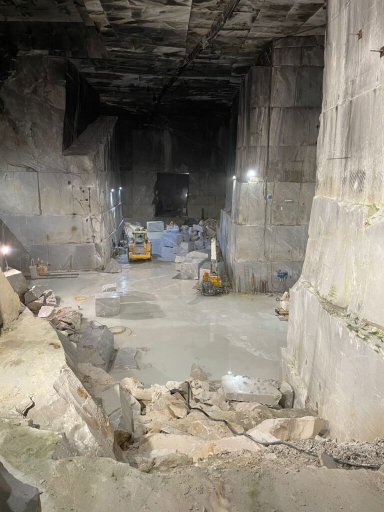 in riesigen Höhlen wird der Marmor von oben nach unten abgebaut - 11.06.23