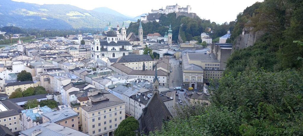Blick vom Mönchsberg Richtung Altstadt und Festungshügel - 14.09.2023