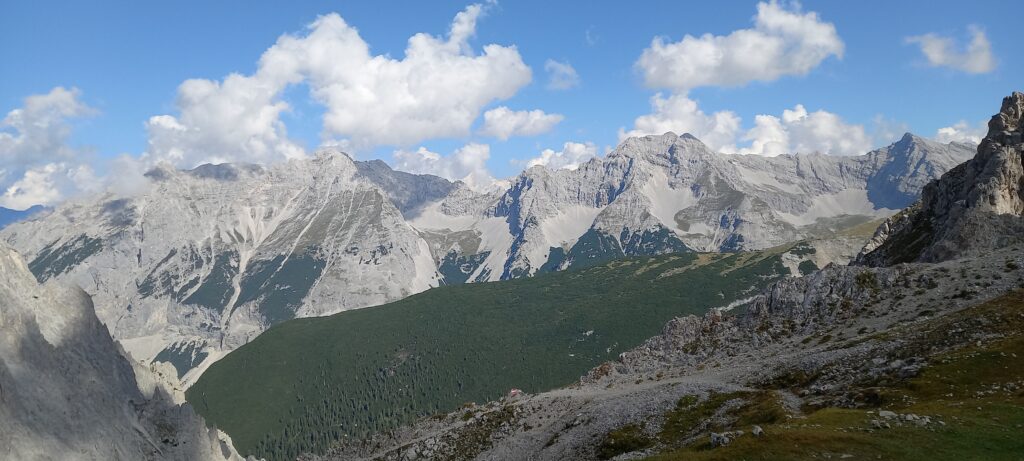 Aussicht vom Hafelekar (2300 m) zum Karwendelgebirge - 11.09.2023