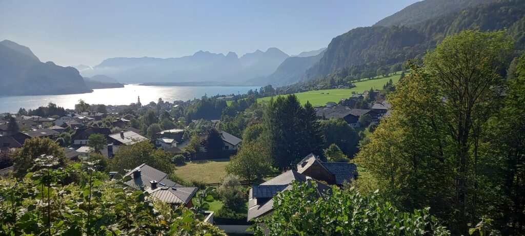 morgendlicher Blick auf St. Gilgen und den Wolfgangsee im Salzkammergut - 15.09.2023