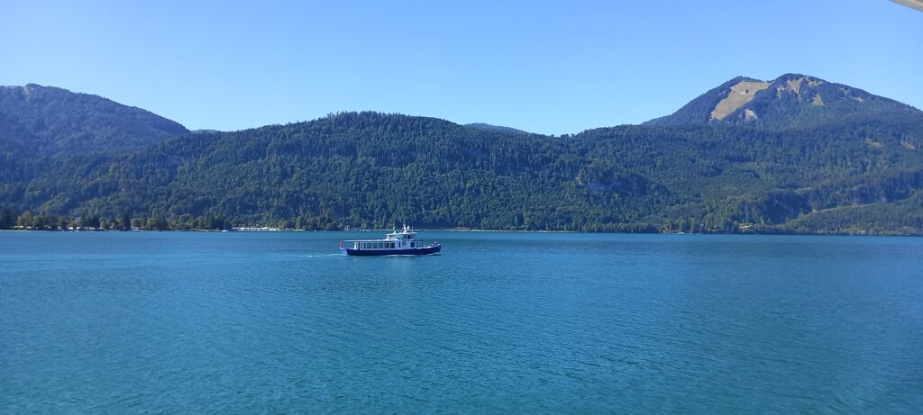Wir genossen unsere Schifffahrt auf dem Wolfgangsee mit Blick ins tiefblaue Wasser sowie in die umliegende Hügellandschaft - 15.09.2023