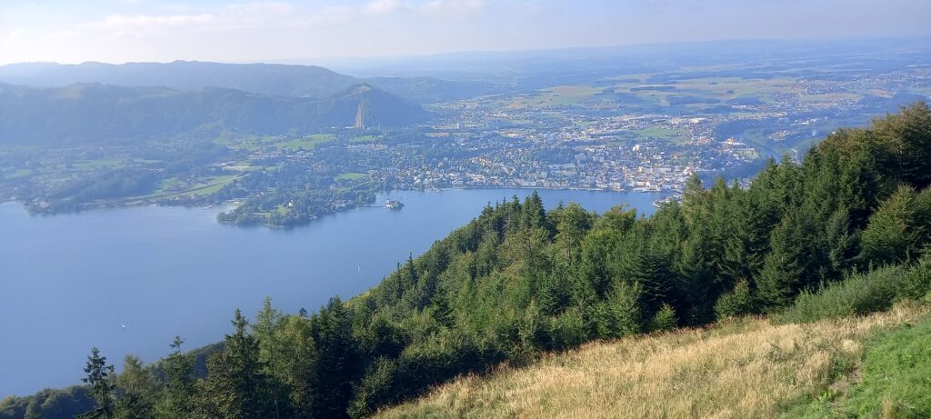 Blick vom Grünberg (984 m) auf die Keramikstadt Gmunden sowie den Traunsee - 15.09.2023