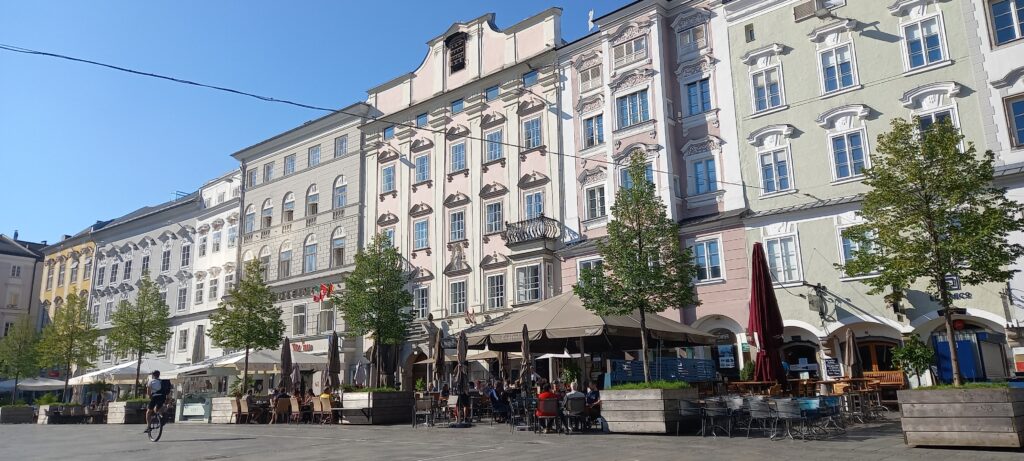 belebte Cafés und Restaurants an der Hauptgasse in Linz - 16.09.2023