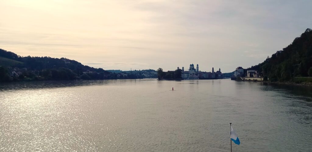 abendliches Passau: Eine abwechslungsreiche sowie spannende Rundreise geht zu Ende. Wir schleichen uns jetzt davon. SERVUS UND PFIAT EICH! - 17.09.2023