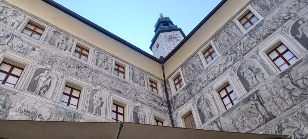schöne Wandmalereien im Innenhof des Schlosses Ambras - 11.09.2023