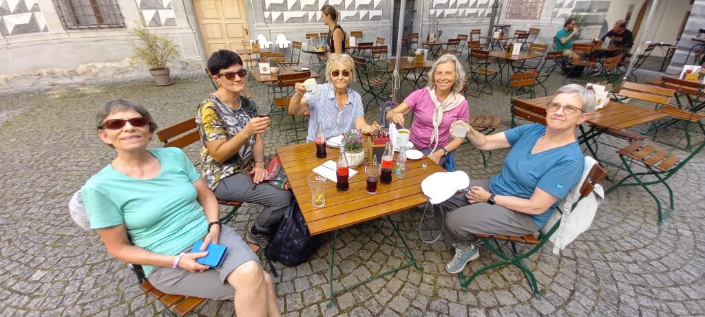 Erfrischungsumtrunk im schattigen Innenhof - 11.09.2023