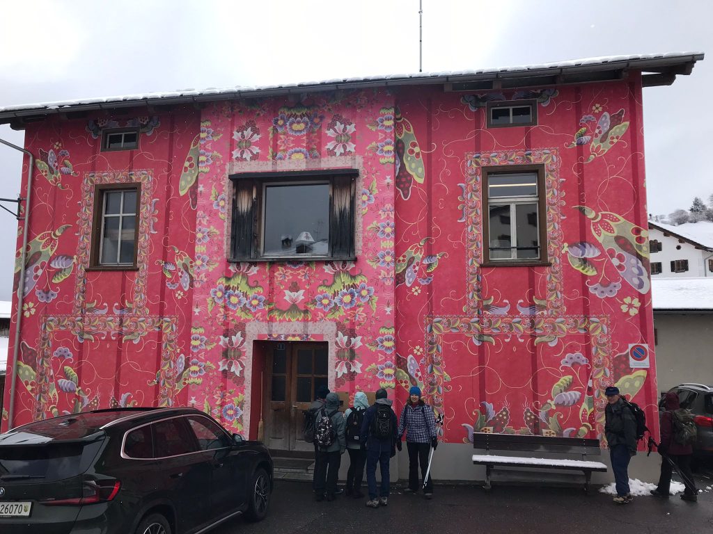 Wir bestaunen ein hübsches, blumenbemaltes Haus. - 06.03.2024