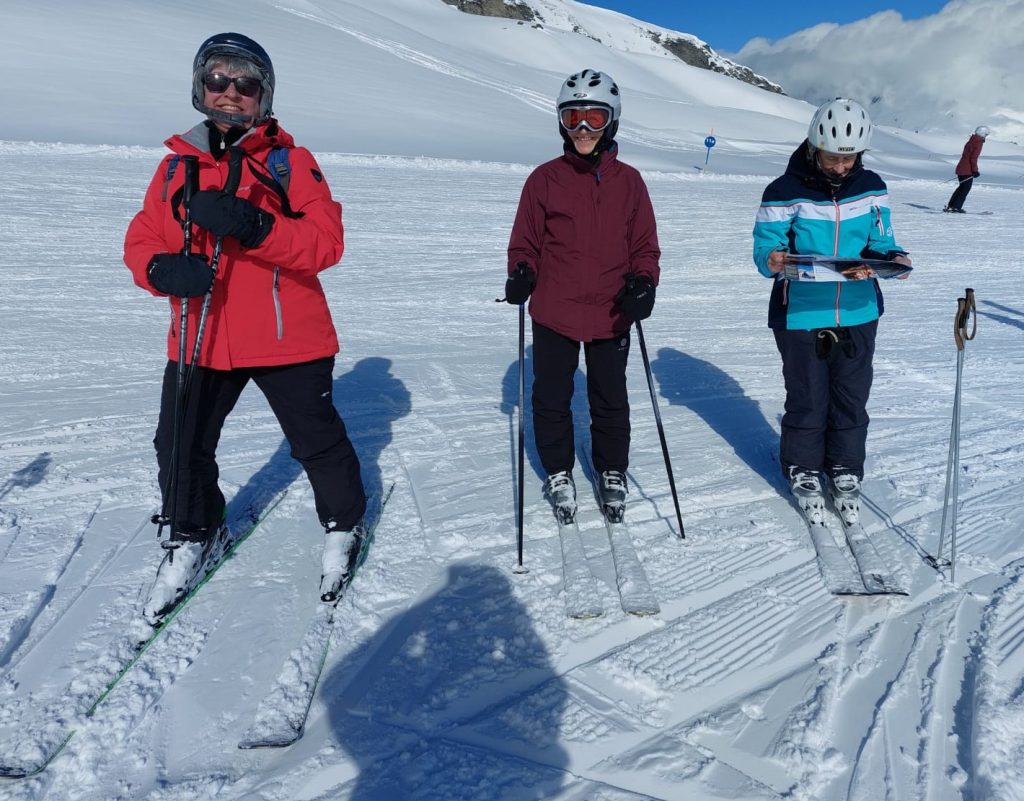 Die drei Damen auf den Skiern haben richtig den Plausch. - 07.03.2024