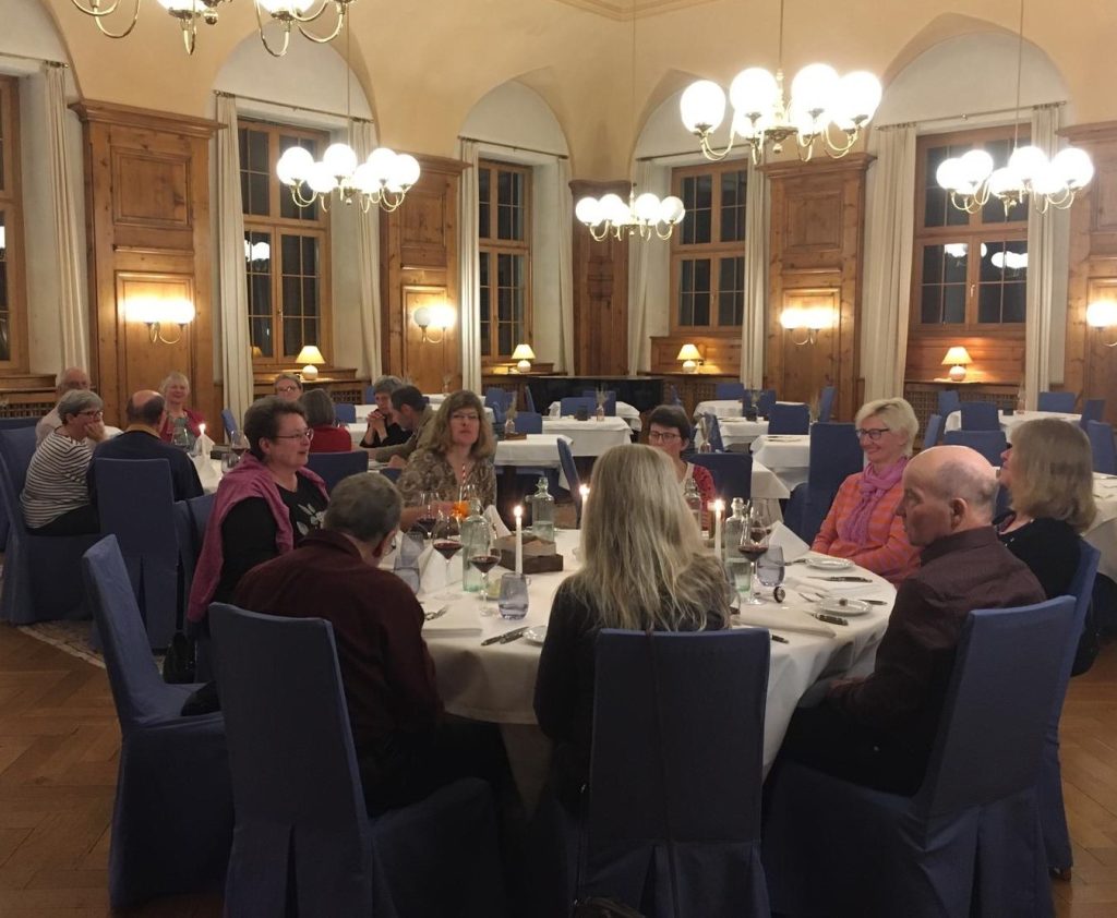 gemütliches Abendessen im grossen Speisesaal des Hotels PIZ MITGEL - 08.03.2024