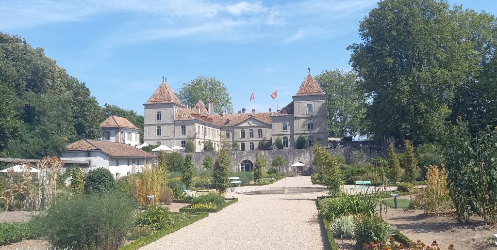 Gartenanlage mit Blick zum Schloss Prangins - 13.08.2023