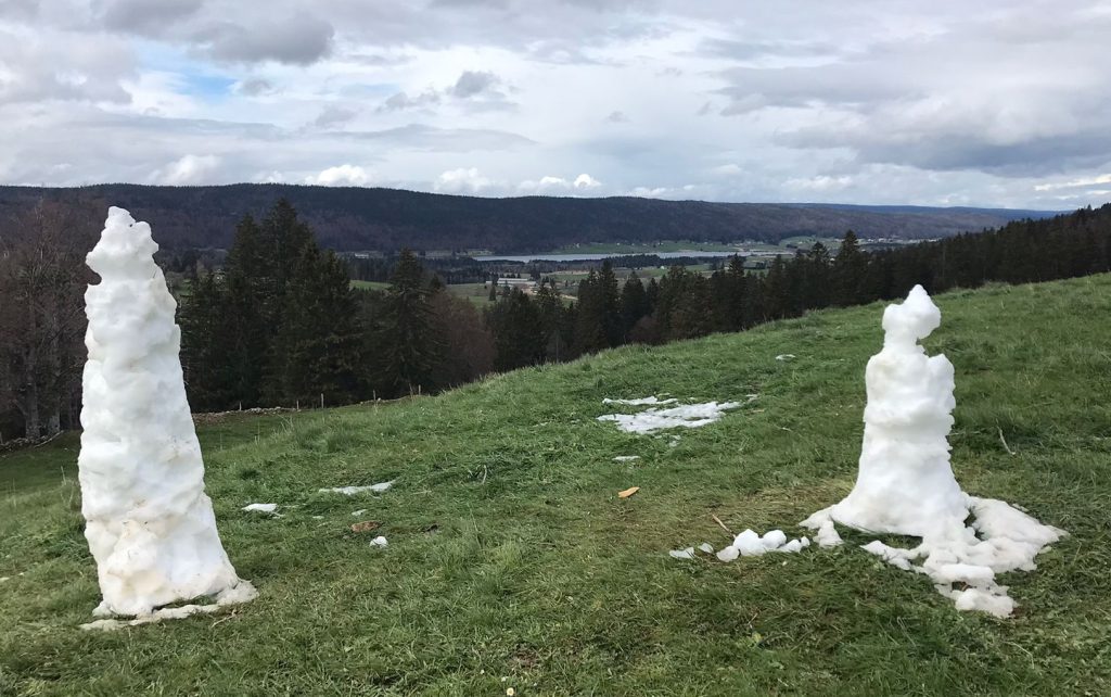 Genug des weissen Wintergrusses war noch da, um zwei lustige Schneemänner zu bauen - 26.04.2024