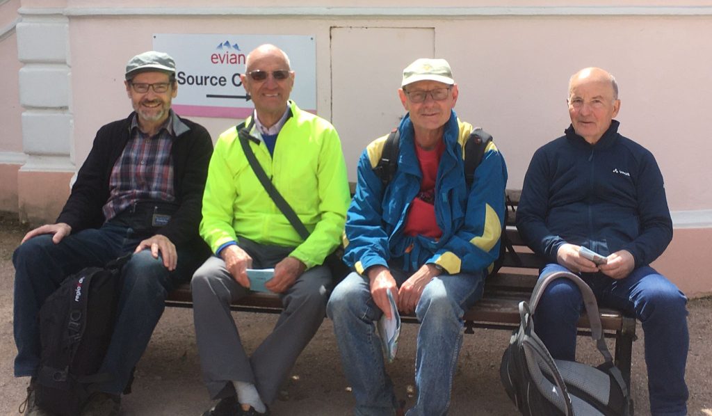 Man-Power auf dem Ruhebänkli bei der Mineralquelle Evian - 27.04.2024