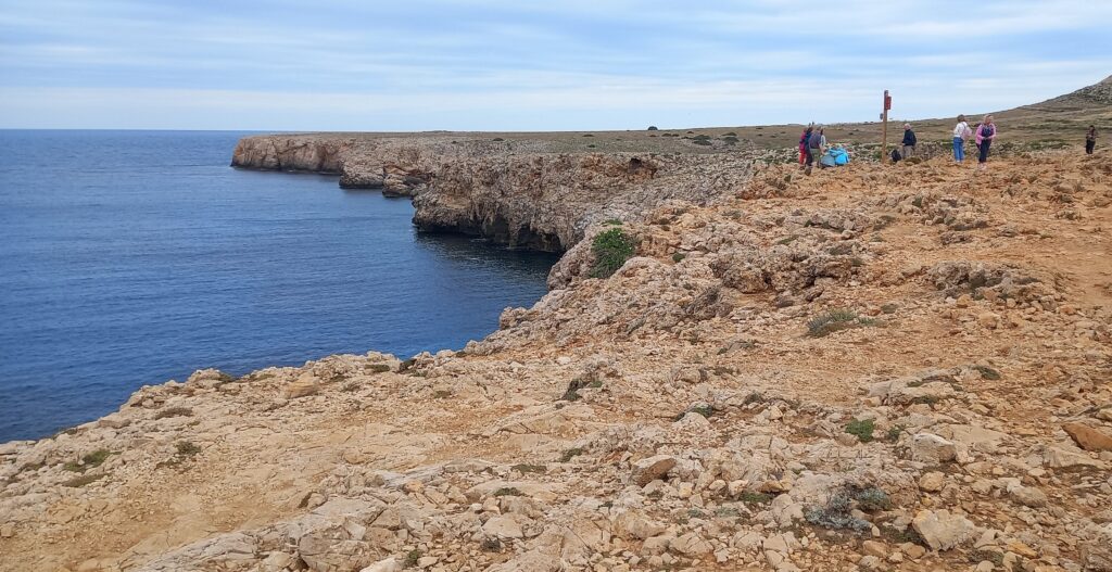 raue, felsige Westküste in der Nähe des Städtchens Ciutadella - 11.06.2024