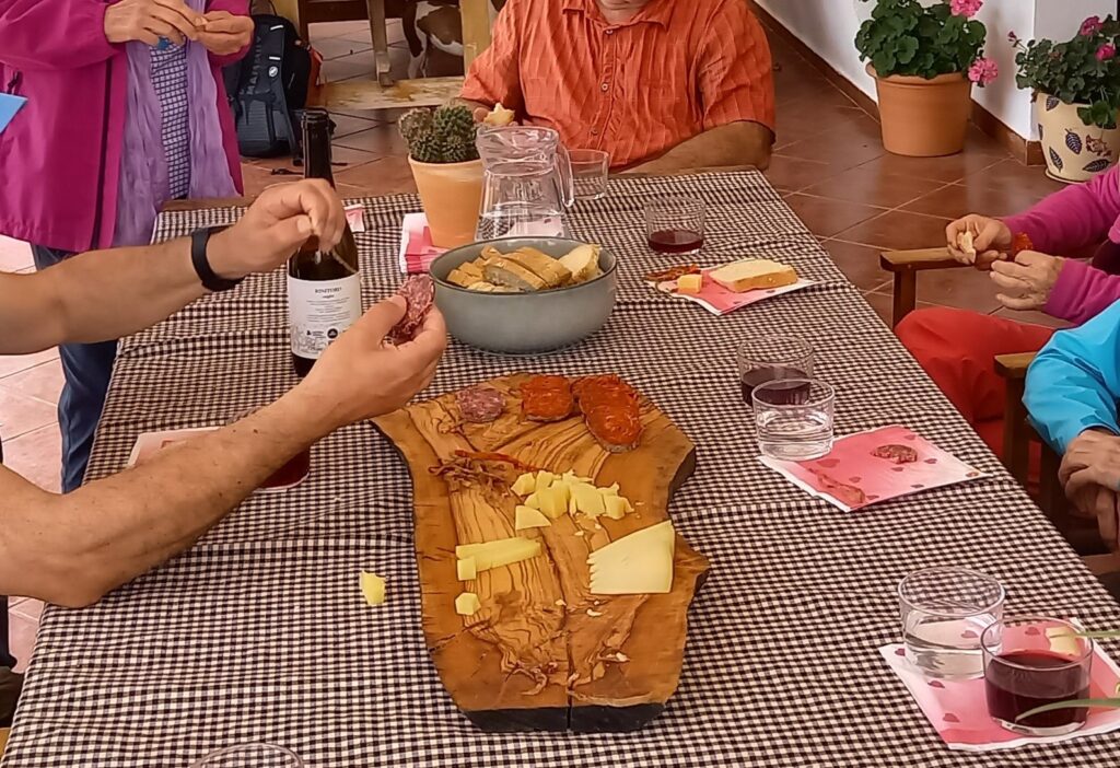 Zu Wein, Brot, Salami und SOPRESADA (Paprikawurst) durften wir den Käse mit den verschiedenen Reifegraden degustieren. - 11.06.2024