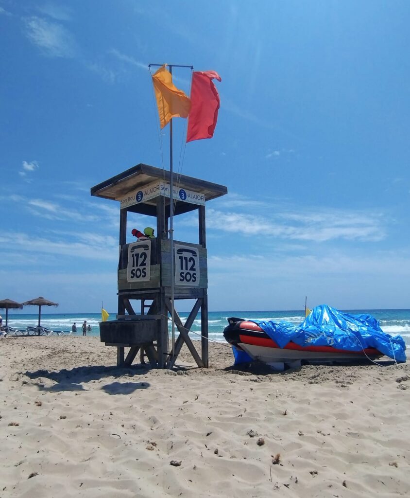 Am Strand von Santo Tomas, wo der Bademeister das Meer beobachtet und, je nach Wellengang, die entsprechende Fahne hisst - 12.06.2024