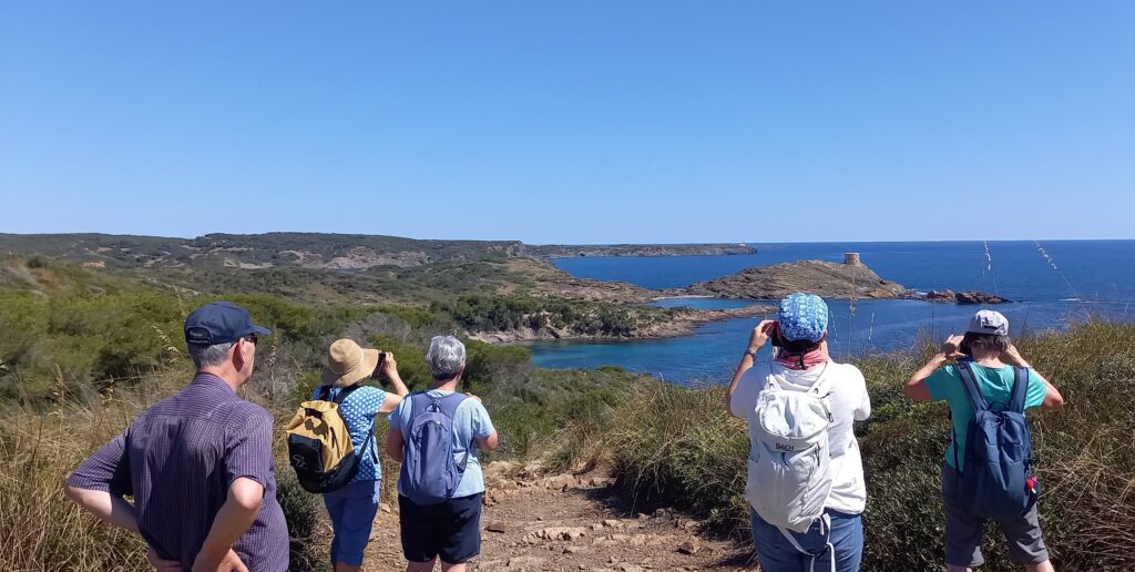Die bewundernden Blicke gegen Nordosten Richtung TORRE DE RAMBLA (Steinturm) und dem dahinter liegenden Leuchtturm FAR DE FAVARITX, dem nordöstlichsten Punkt der Insel - 13.06.2024