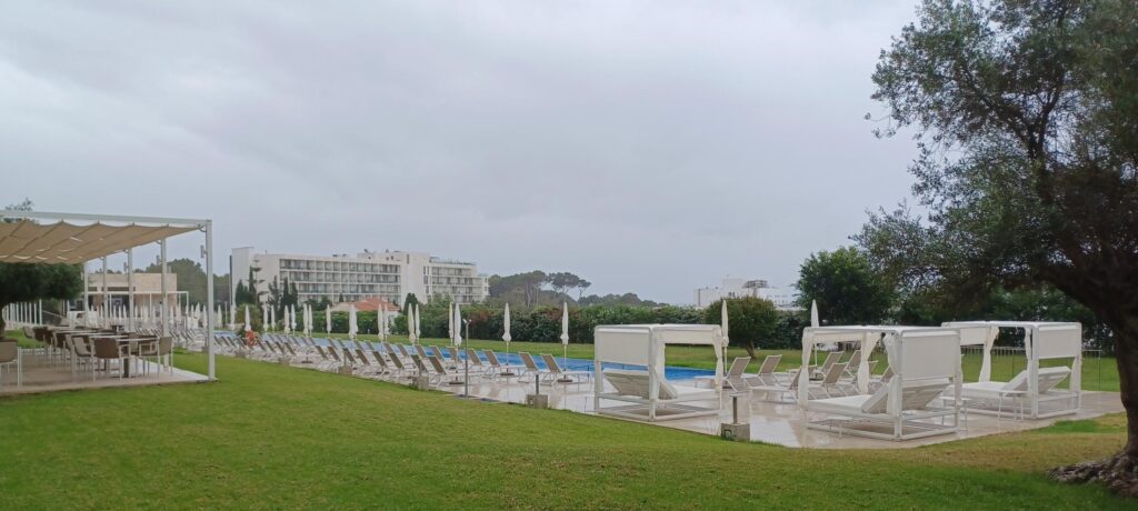 Regen und bedeckter Himmel am Vormittag. Der grosse Swimming-Pool wartet auf seine Gäste. An diesem Tag unternahmen wir einen Ausflug mit einem Privatbus - 11.06.2024